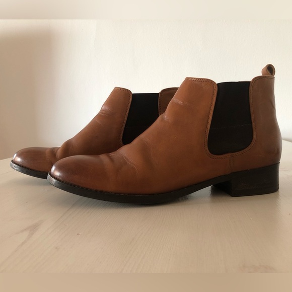 Clarks Leather Chelsea Boot - Picture 1 of 8